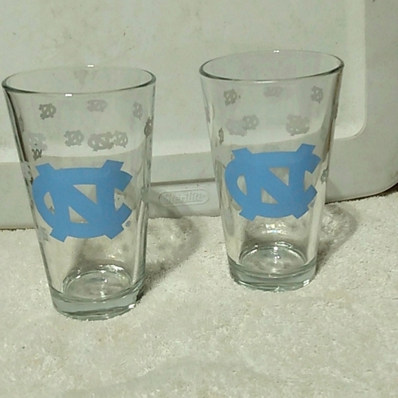 Great 🎁 University of North Carolina Tar Heels (2) Glasses - Picture 1 of 6